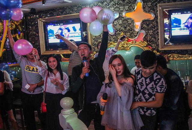 “蓝瘦香菇”男走红后：晒与女友床照秀恩爱