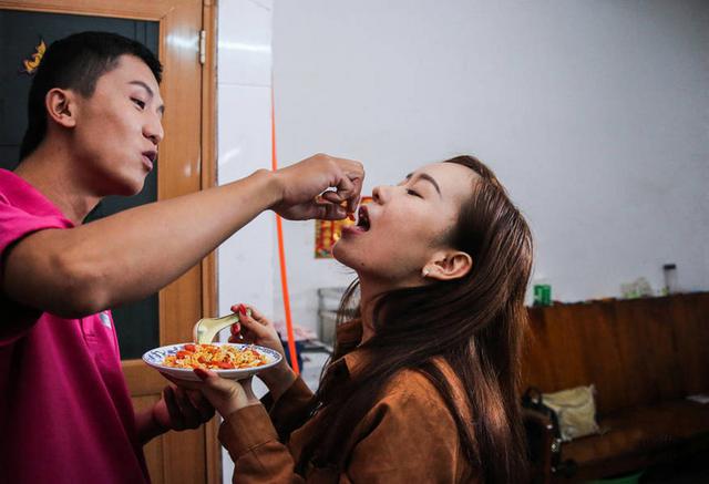 “蓝瘦香菇”男走红后：晒与女友床照秀恩爱