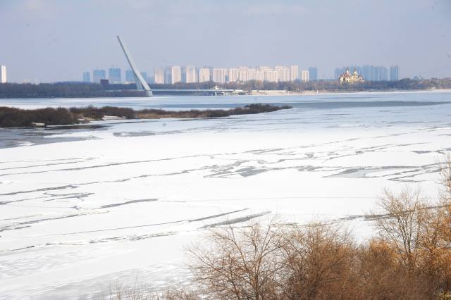 松花江一夜间封冻 现“文封江”景观(组图)