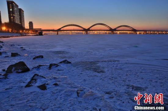 松花江一夜间封冻 现“文封江”景观(组图)