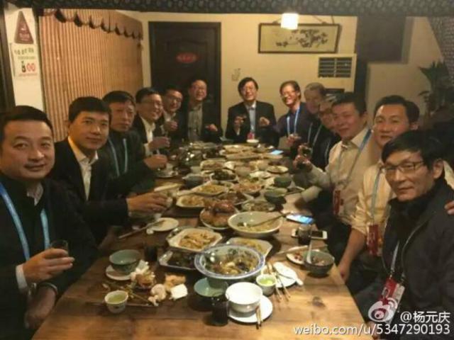 乌镇再现互联网顶级饭局 大佬们这次拼手机拍照