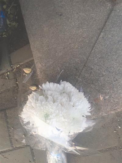 昨日，天津武清区殡仪馆，成都商报记者把一束白菊放在暂存余旭骨灰的地方