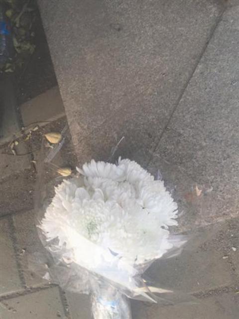 昨日，天津武清区殡仪馆，成都商报记者把一束白菊放在暂存余旭骨灰的地方