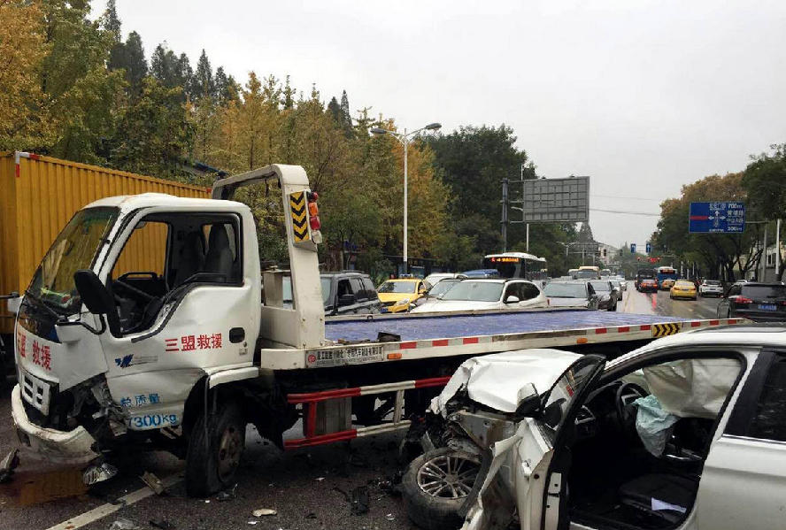 南京宝马车闹市连撞5车 司机逃逸涉嫌酒驾