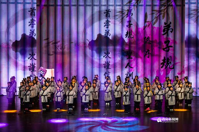 穿汉服弹古琴 这所学校的艺术节满是中国风