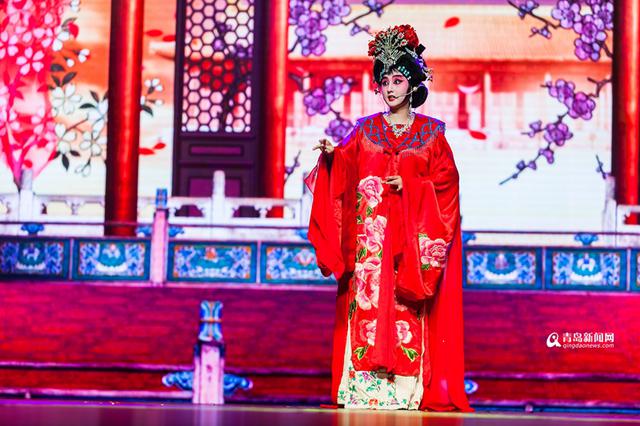穿汉服弹古琴 这所学校的艺术节满是中国风