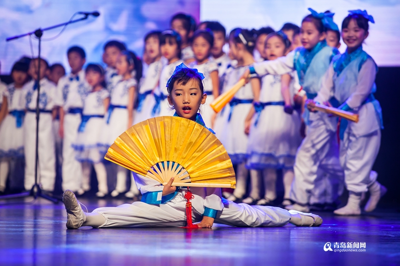 穿汉服弹古琴 这所学校的艺术节满是中国风