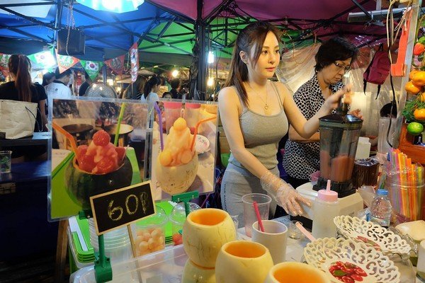 泰国夜市美女老板爆红