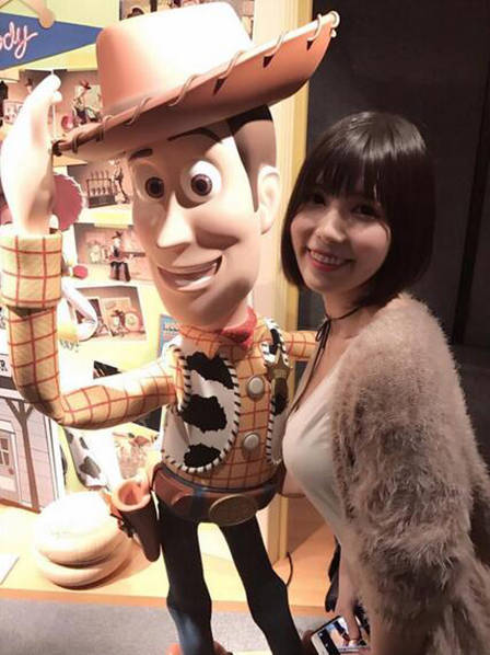     日本美女漫画家走红 不仅身材辣而且很有才