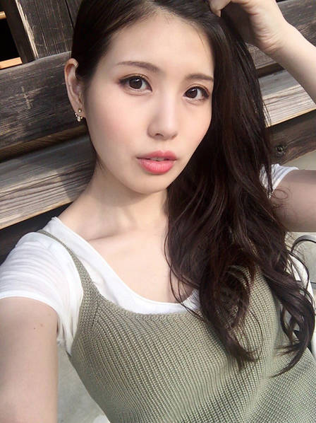     日本美女漫画家走红 不仅身材辣而且很有才