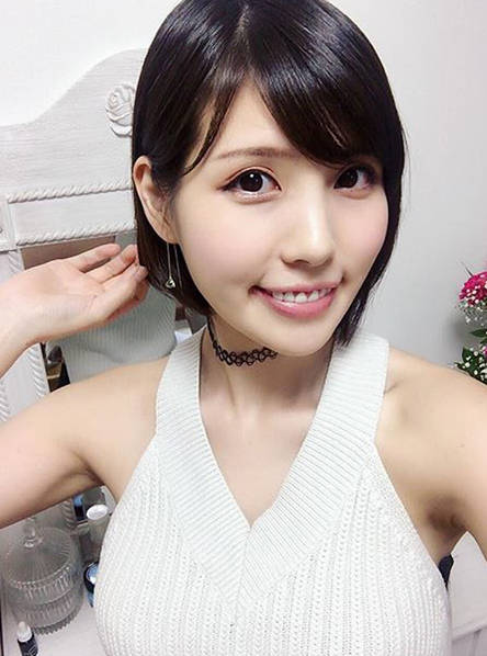     日本美女漫画家走红 不仅身材辣而且很有才