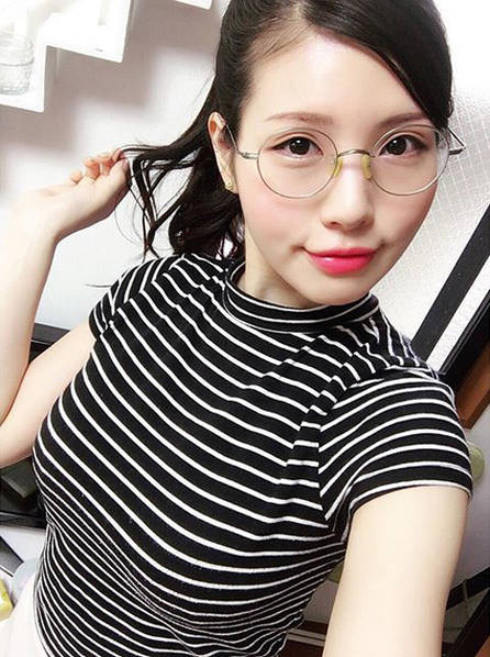     日本美女漫画家走红 不仅身材辣而且很有才