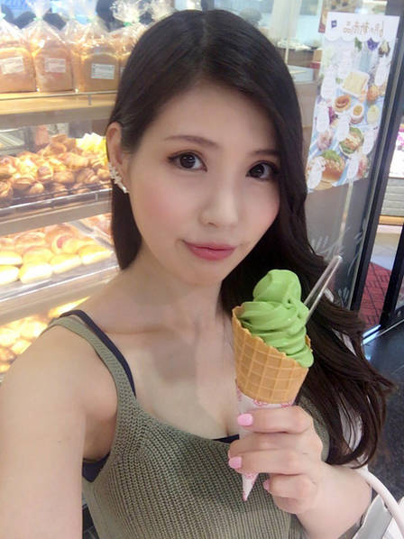     日本美女漫画家走红 不仅身材辣而且很有才