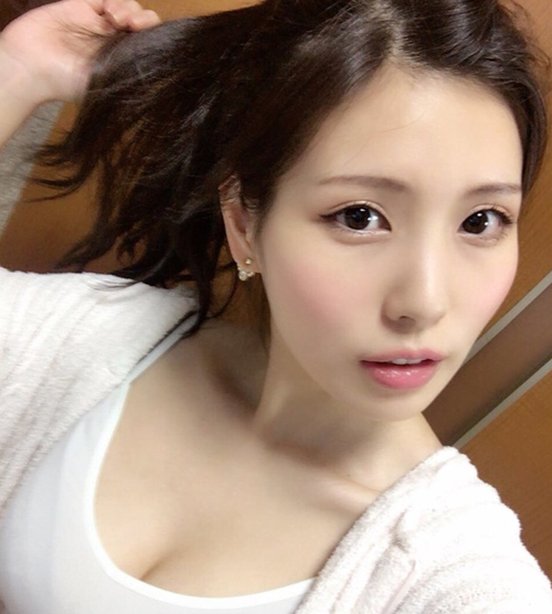     日本美女漫画家走红 不仅身材辣而且很有才