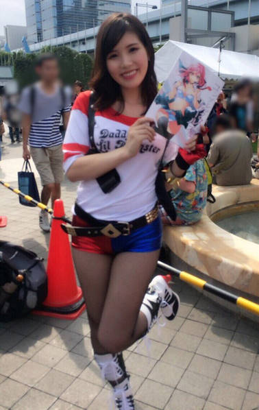     日本美女漫画家走红 不仅身材辣而且很有才