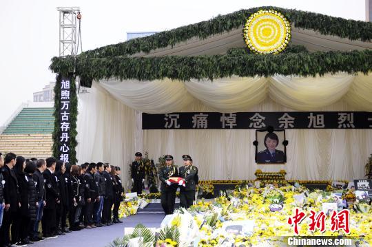 中国空军女飞行员余旭长眠故土 逾35万人祭悼