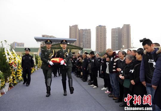 中国空军女飞行员余旭长眠故土 逾35万人祭悼