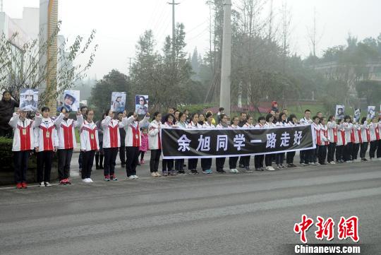 中国空军女飞行员余旭长眠故土 逾35万人祭悼