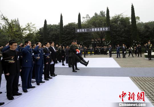 中国空军女飞行员余旭长眠故土 逾35万人祭悼