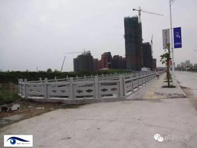 沟渠两侧装着石质护栏。