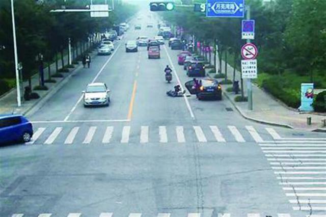 女司机路上突开车门 碰翻电动车