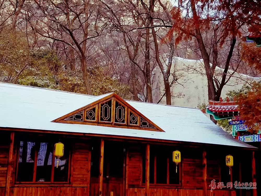 平度大泽山雪还在下！禅寺披上素净银装