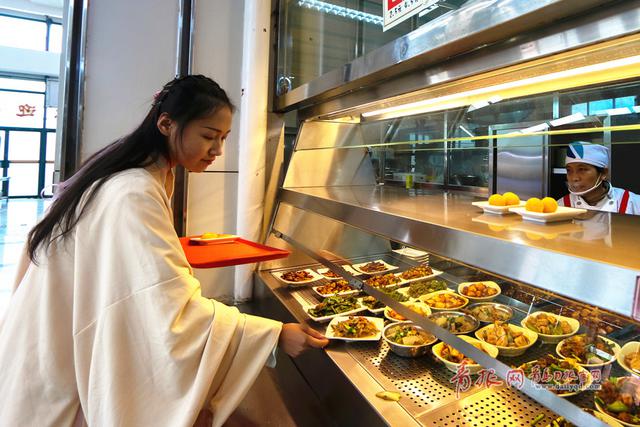 青岛高校汉服美女引围观 出入餐厅教室似“穿越”