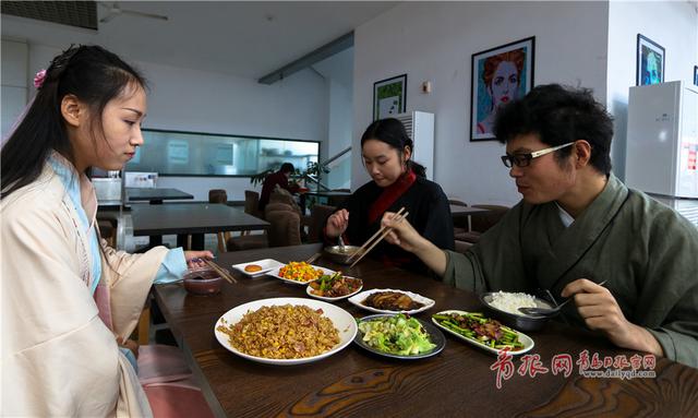 青岛高校汉服美女引围观 出入餐厅教室似“穿越”