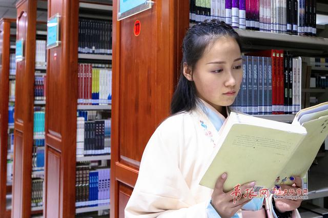 青岛高校汉服美女引围观 出入餐厅教室似“穿越”