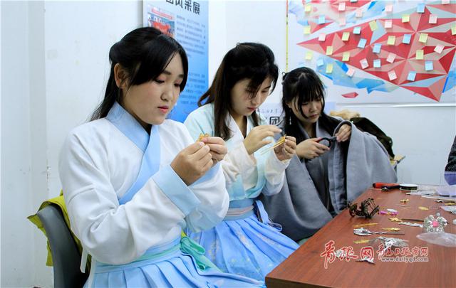 青岛高校汉服美女引围观 出入餐厅教室似“穿越”