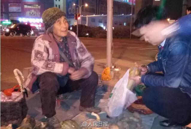 为给儿子攒钱买房，七旬老太深夜街头摆摊卖菜