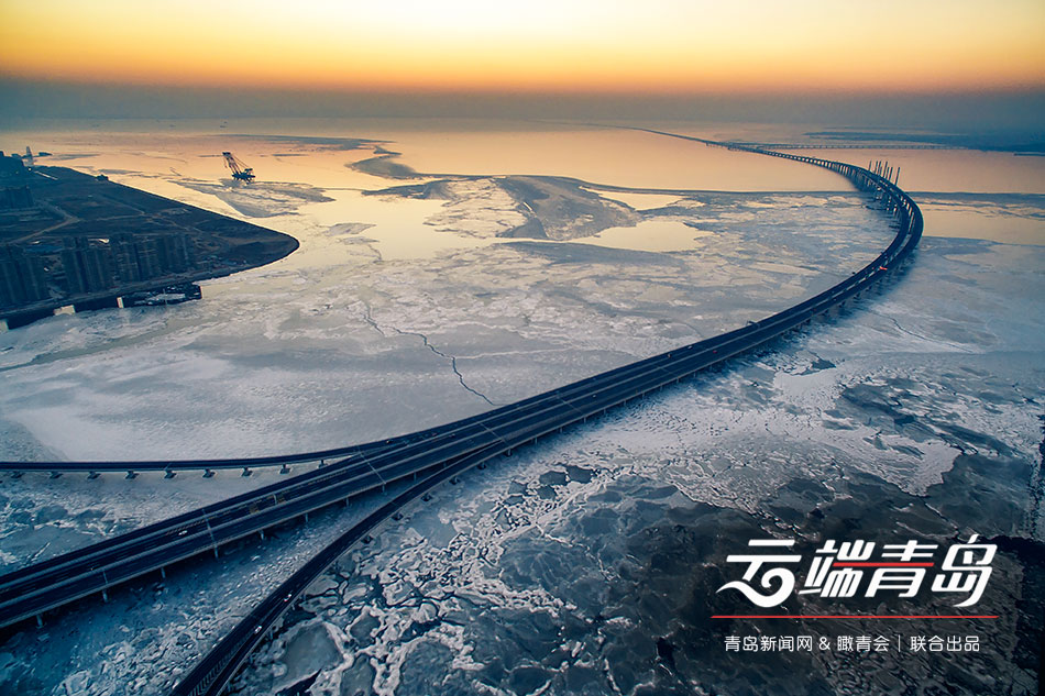 【云端青岛】跨海大桥跃冰原 形似长龙出海