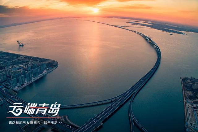 【云端青岛】跨海大桥跃冰原 形似长龙出海