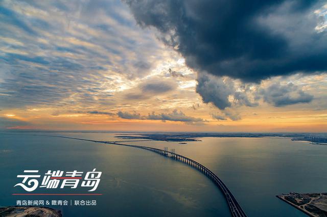【云端青岛】跨海大桥跃冰原 形似长龙出海