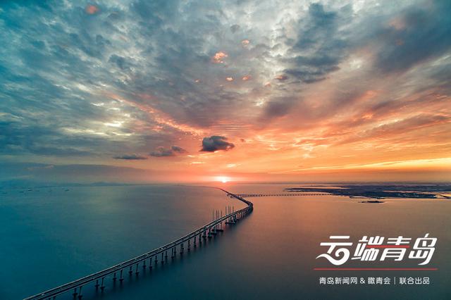 【云端青岛】跨海大桥跃冰原 形似长龙出海