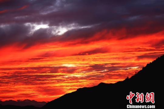 广东金子山出现日落火烧云美景 吸引游客围观