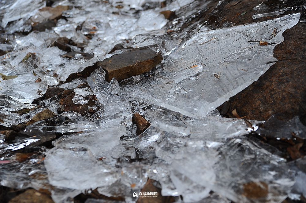 高清:北九水开启冰封模式 冰层最厚处达3厘米
