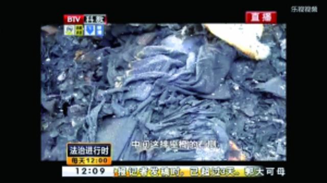 被烧毁的面包车后座。