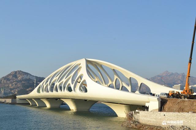 东方影都大剧院封顶 灵山湾珊瑚贝桥亮相