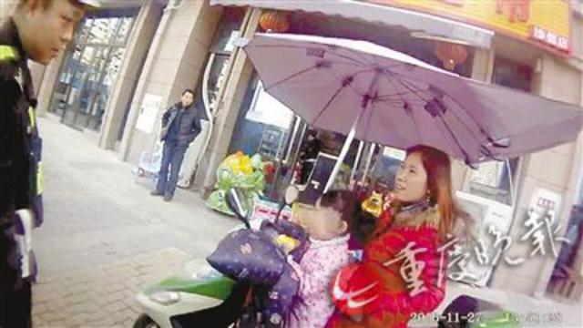 民警询问走失女童 警方供图