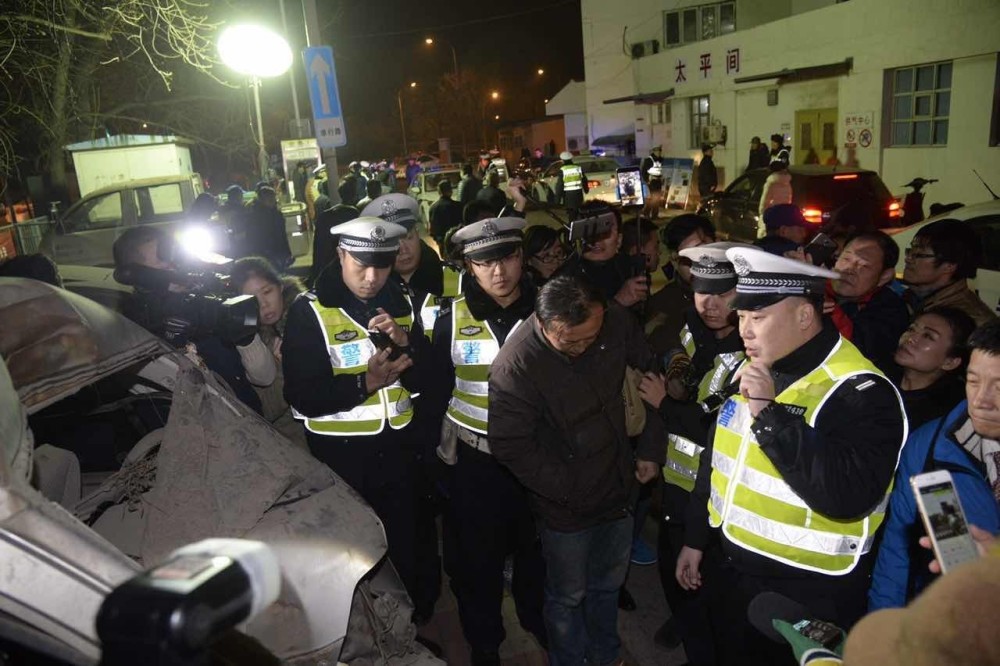 天津交警夜查酒驾 抓司机去太平间醒酒(组图)