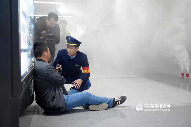 高清:实拍地铁应急演练 站内着火1小时内搞定
