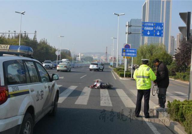 无证驾摩托逆行撞伤电动车主,男子淡定拍照后逃逸 无证驾摩托逆行撞伤电动车主,男子淡定拍照后逃逸