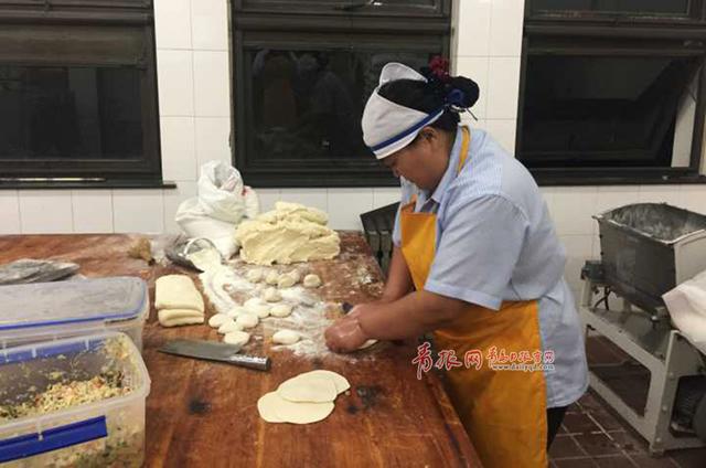 组图：探访凌晨5点的高校食堂后厨