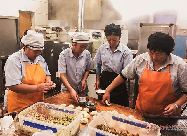 组图：探访凌晨5点的高校食堂后厨