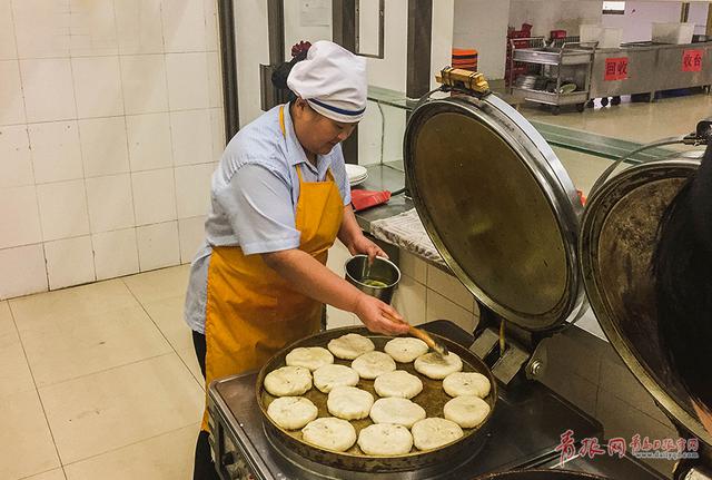组图：探访凌晨5点的高校食堂后厨