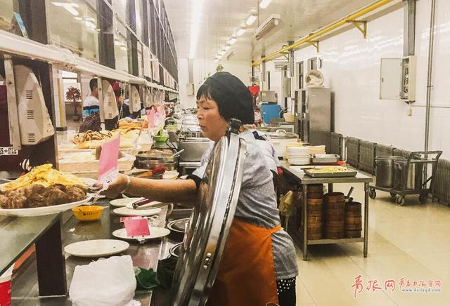 组图：探访凌晨5点的高校食堂后厨
