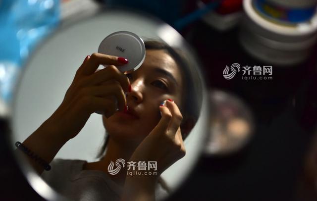 女主播诉苦：遇喷子赔笑脸 迟到扣光奖金(图)