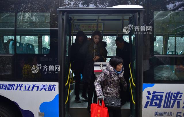 女主播诉苦：遇喷子赔笑脸 迟到扣光奖金(图)