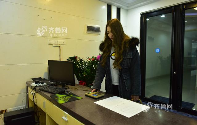 女主播诉苦：遇喷子赔笑脸 迟到扣光奖金(图)